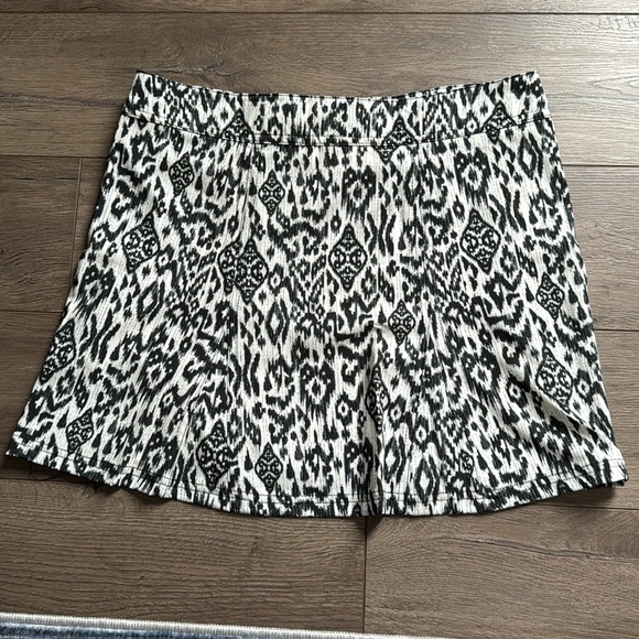 Rip Skirt - Summer - Lightweight Black and White Patterned - Picture 9 of 9